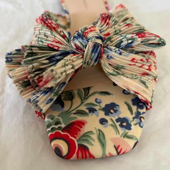 Loeffler Randall - Picture 3 of 4